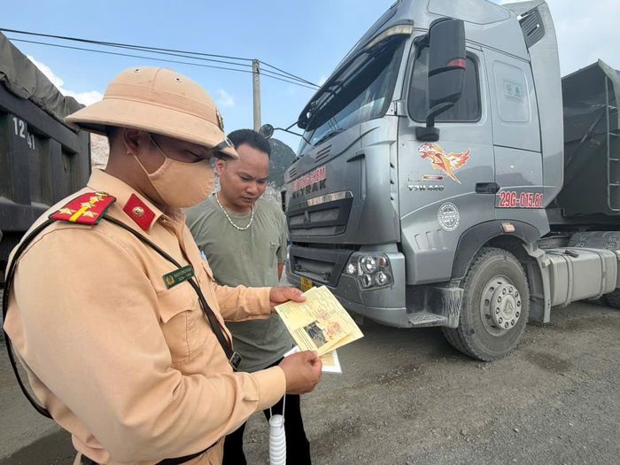 Tuyên truyền đến từng lái xe về ATGT và cam kết không chở hàng quá tải, cơi nới thùng xe.