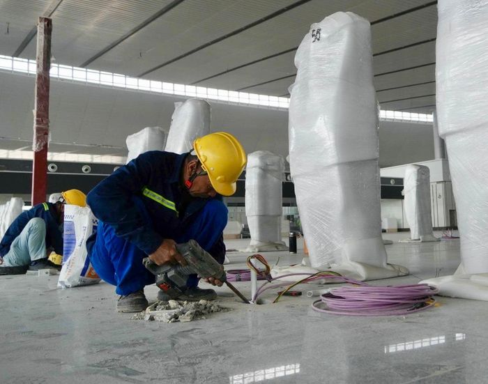 Khối lượng còn lại tập trung vào các công việc hoàn thiện kiến trúc, hệ thống cơ điện, phòng cháy chữa cháy, công nghệ thông tin - truyền thông (ICT) và lắp đặt thiết bị công nghệ. Đây cũng là giai đoạn có yêu cầu cao về khả năng phối hợp, bởi các hệ thống trong nhà ga có tính liên kết chặt chẽ và phải được tích hợp đồng bộ trước khi đưa vào vận hành.