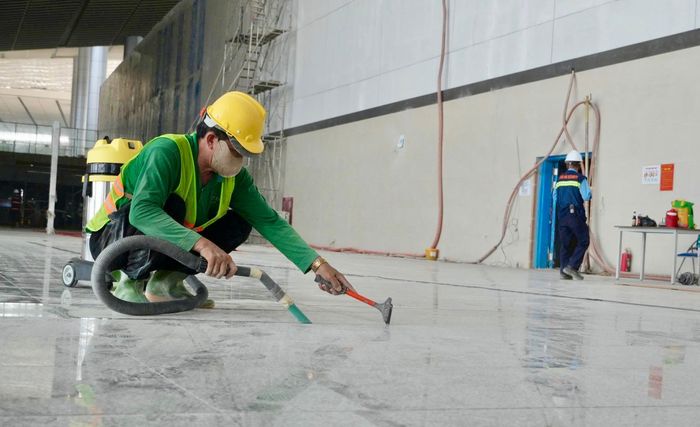 Công nhân Nguyễn Minh Hình (quê tại Nghệ An) chia sẻ, những ngày này các đội thi công phải tranh thủ từng khoảng thời gian để hoàn thiện công việc theo tiến độ được giao. “Công việc ở giai đoạn hoàn thiện còn rất nhiều và cần sự phối hợp với anh em. Làm đến đâu phải kiểm tra, bàn giao đến đó để các bộ phận phía sau tiếp tục lắp đặt, kiểm tra hệ thống nhằm đồng bộ các hạng mục”, anh Hình nói.