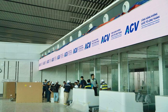 Nhà ga hành khách là một trong những hạng mục có quy mô lớn và yêu cầu kỹ thuật phức tạp nhất của dự án thành phần 3 Cảng hàng không quốc tế Long Thành. Công trình có tổng vốn đầu tư hơn 35.000 tỷ đồng, khởi công từ tháng 8/2023 và dự kiến hoàn thành trong năm 2026.