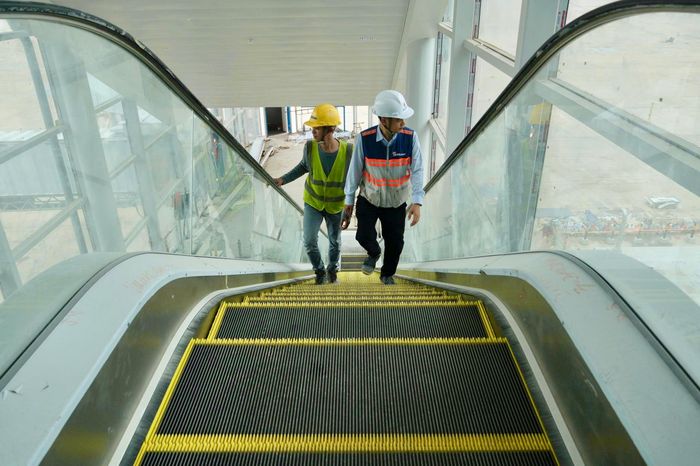 Bên trong nhà ga, hình hài của một sân bay hiện đại đang dần hiện rõ. Các quầy check-in được lắp đặt hoàn chỉnh, cầu thang cuốn đã hiện diện tại khu vực trung tâm. Những khu vực dành cho hành khách làm thủ tục, gửi hành lý cũng đang được hoàn thiện để sẵn sàng bước vào giai đoạn thử nghiệm.