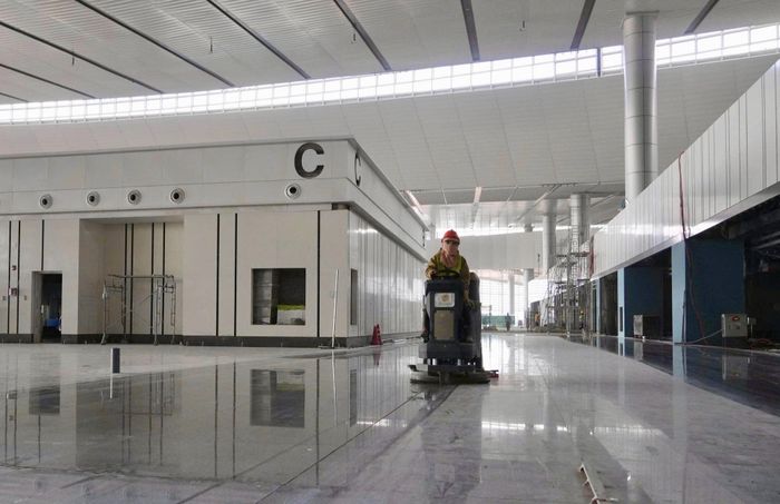 Không chỉ riêng nhà ga, nhiều hạng mục khác trong dự án thành phần 3 cũng đang đồng loạt chuyển sang giai đoạn hoàn thiện, lắp đặt, thử nghiệm và tích hợp hệ thống. Theo ACV, dự án thành phần 3 có 16 gói thầu xây lắp chính, trong đó 4 gói đã hoàn thành và 12 gói đang triển khai. Tính đến tháng 9/2026, tổng giá trị thực hiện của 16 gói thầu đạt hơn 80% giá trị hợp đồng.