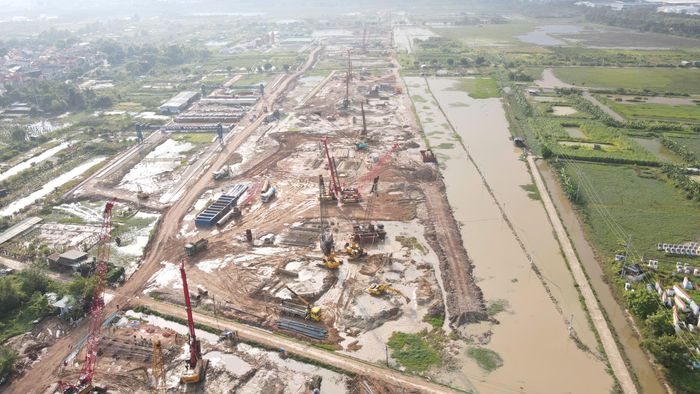 Nền đường rộng tới 120m, gồm cao tốc 10 làn xe và hai tuyến đường gom 3 làn mỗi bên. Dải đất giữa tuyến được dự kiến bố trí các tuyến đường sắt Lào Cai - Hà Nội - Hải Phòng và đường sắt tốc độ cao Hà Nội - Quảng Ninh.