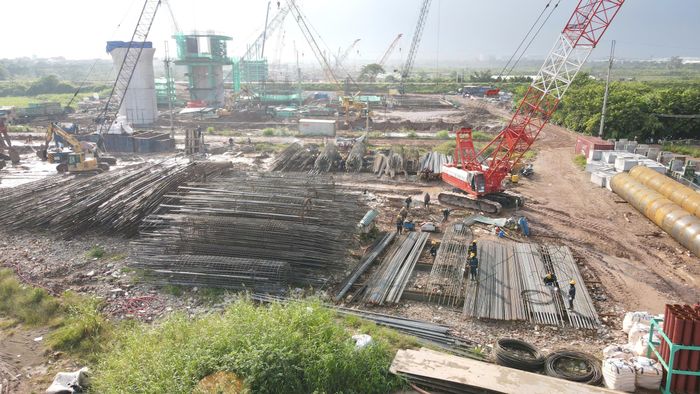 Ba gói thầu xây lắp đang đồng loạt tăng tốc. XL01 tập trung thi công cọc khoan nhồi, bệ đúc dầm và đường công vụ phục vụ cầu sông Đuống; XL02 triển khai các nhịp đúc hẫng, cầu dẫn, cầu cạn và nút giao Ninh Hiệp; XL03 thi công cầu chữ Y, mở rộng cầu vượt quốc lộ 1A, cầu Thạc Quả và các hạng mục kết nối cầu Tứ Liên.