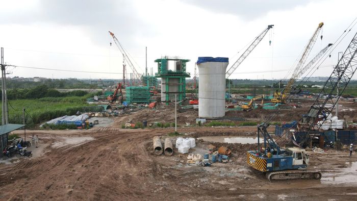 Sản lượng thực hiện tại công trường đến nay đạt khoảng 589,49 tỷ đồng. Tuy nhiên, một số vị trí vẫn cần tiếp tục tháo gỡ vướng mắc về đường điện 500kV, hạ tầng kỹ thuật và giải phóng mặt bằng để bảo đảm mặt bằng thi công.