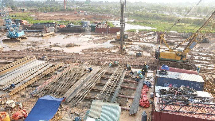 Nhiều mũi thi công đang được triển khai đồng loạt trên công trường, trải dài từ cầu sông Đuống, các cầu cạn, nút giao Ninh Hiệp đến cầu chữ C, cầu chữ Y và các hạng mục kết nối cầu Tứ Liên.