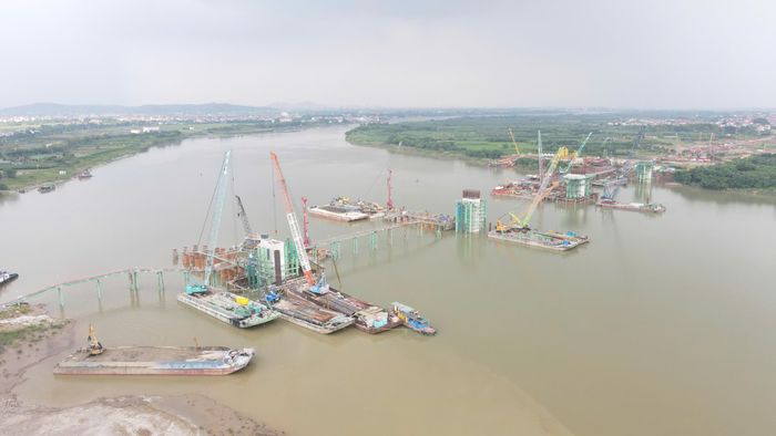 Anh Nguyễn Xuân Trường (quê Nghệ An), công nhân thi công cọc khoan nhồi tại cầu sông Đuống, cho biết các tổ đội đang làm việc theo nhiều ca, phối hợp chặt chẽ để bảo đảm tiến độ. “Anh em trên công trường đều cố gắng hoàn thành phần việc được giao, tranh thủ thời gian và phối hợp giữa các tổ đội để bảo đảm tiến độ chung của dự án”, anh Trường chia sẻ.