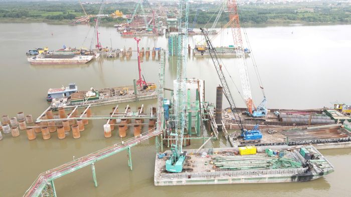 Công trường đang đồng loạt tăng tốc với nhiều mũi thi công, từ cọc khoan nhồi, bệ trụ, đúc dầm Super-T đến đường công vụ, cầu và các nút giao.