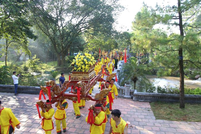 Lễ rước văn, rước bộ từ chùa Côn Sơn về đền Nguyễn Trãi.