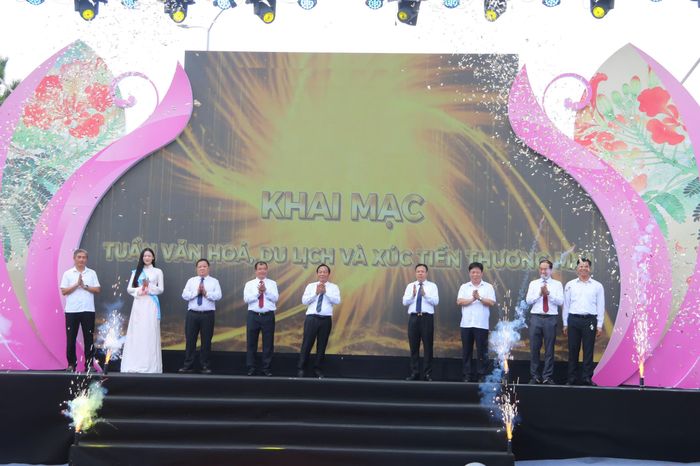 Các đại biểu thực hiện nghi thức khai mạc Tuần Văn hóa, du lịch và xúc tiến thương mại.