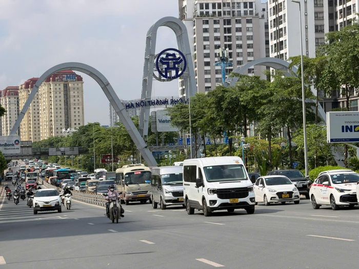Phòng Cảnh sát giao thông khuyến cáo người dân khi lưu thông qua cầu Nhật Tân cần chú ý quan sát, chấp hành biển báo, đi đúng phần đường, làn đường, tuân thủ tốc độ và duy trì khoảng cách an toàn với phương tiện phía trước.