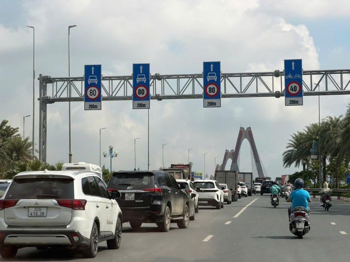 Anh Nguyễn Xuân Thanh (xã Đông Anh, Hà Nội) cho biết, việc duy trì khoảng cách an toàn giúp hạn chế nguy cơ va chạm nhưng cũng khiến các phương tiện di chuyển chậm hơn. Trong ngày 26/9, dù qua cầu vào khung giờ thấp điểm, anh mất khoảng 25 phút để di chuyển qua cầu; trong khi chiều 25/9, thời gian này lên tới 40 phút vào giờ cao điểm.