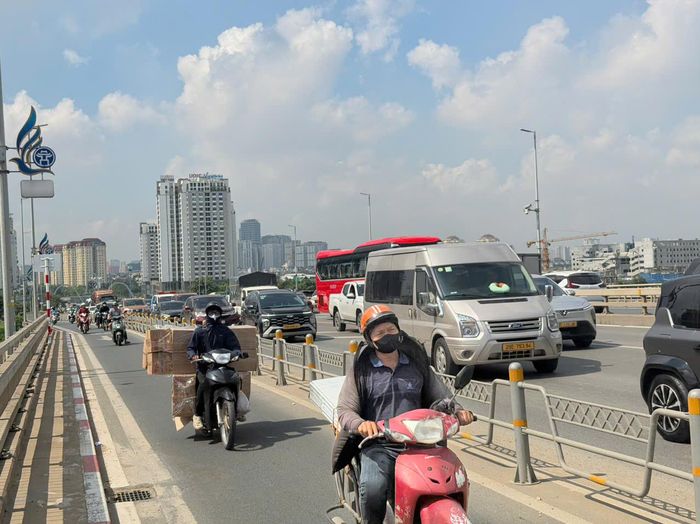 Việc bổ sung các biển báo khoảng cách giúp người dân chủ động hơn trong phòng ngừa tai nạn liên hoàn. 