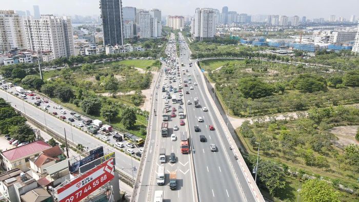 Theo Sở Xây dựng Hà Nội, tốc độ tối đa trên làn ô tô sát dải phân cách giữa (làn số 1) trên cầu Nhật Tân được điều chỉnh từ 90 km/h xuống 80 km/h theo cả hai chiều. Hai làn ô tô còn lại (làn số 2 và số 3) giữ mức tối đa 80 km/h, trong khi làn dành cho xe máy, xe đạp (làn số 4) duy trì 40 km/h.