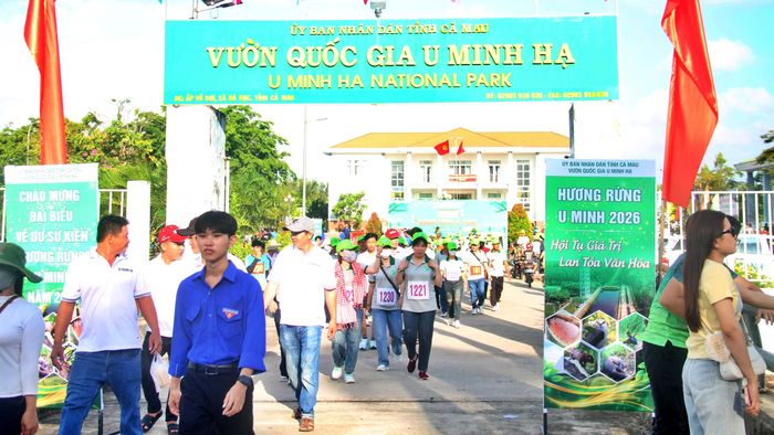 Đông đảo người dân, du khách từ trong và ngoài tỉnh Cà Mau tham gia sự kiện "Hương rừng U Minh 2026" tại Vườn Quốc gia U Minh Hạ.