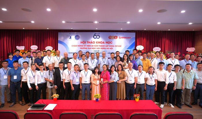 Các thế hệ giảng viên Khoa Cơ khí chụp ảnh lưu niệm tại Hội thảo khoa học.