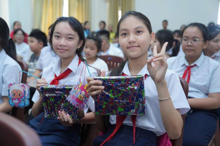 Các em học sinh phấn khởi nhận quà tại chương trình.