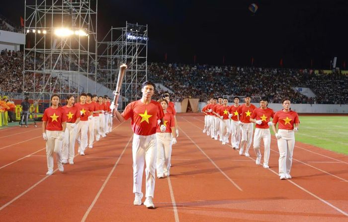Ông Trịnh Xuân Trường, Bí thư Tỉnh ủy Thái Nguyên thắp ngọn lửa truyền thống.