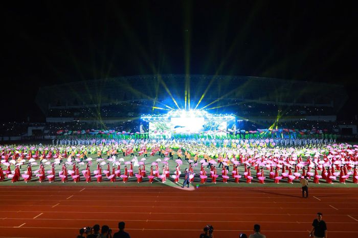 Chương trình đồng diễn nghệ thuật chào mừng lễ khai mạc.