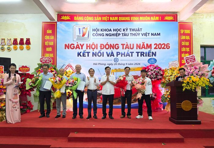 Lãnh đạo VISIA trao giấy khen cho các tập thể có thành tích xuất sắc trong hoạt động của Hội và đóng góp cho ngành công nghiệp tàu thủy Việt Nam.