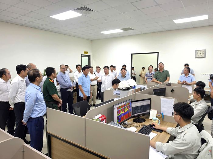 Các đại biểu tham quan, tìm hiểu năng lực thiết kế, gia công, sửa chữa và đóng mới tàu tại Công ty TNHH MTV Đóng tàu Phà Rừng.