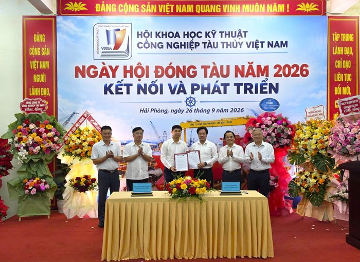 Đại diện các đơn vị ký biên bản ghi nhớ hợp tác tại ngày hội.