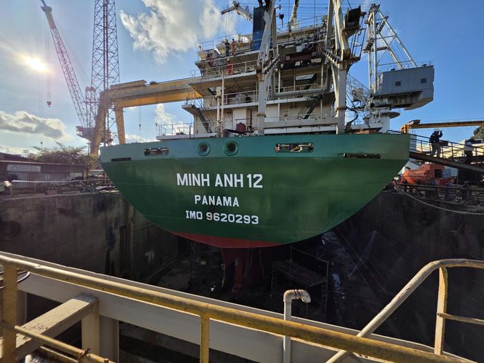 Ngành đóng tàu Việt Nam đã tạo dựng nền tảng vững chắc, có khả năng đóng nhiều loại tàu trọng tải lớn và tàu có yêu cầu kỹ thuật cao (Ảnh Công ty TNHH MTV Đóng tàu Phà Rừng thi công tàu Minh Anh 12).