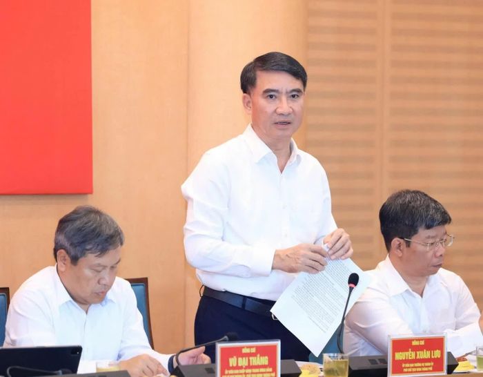 Phó Chủ tịch UBND TP. Hà Nội Nguyễn Xuân Lưu báo cáo. Ảnh: Phạm Linh