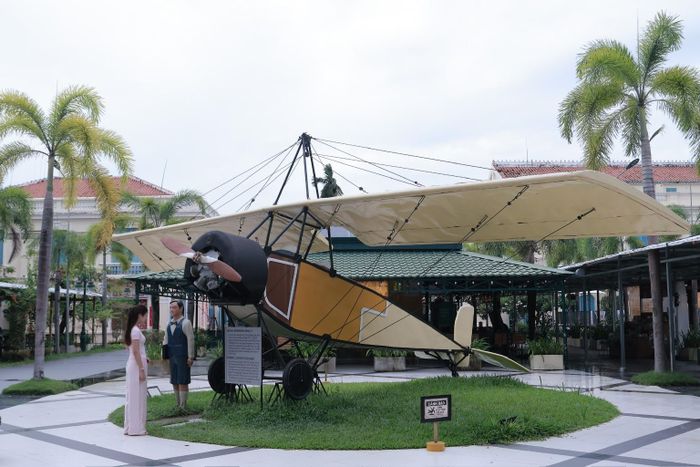 Mô hình máy bay cổ trong khuôn viên Nhà Công tử Bạc Liêu, một điểm tham quan gợi nhắc những giai thoại gắn với cuộc sống của Công tử Bạc Liêu.