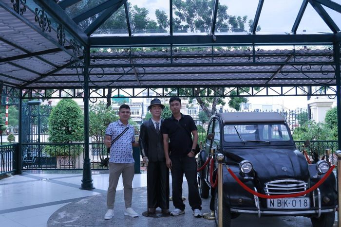 Không gian tái hiện hình ảnh Công tử Bạc Liêu bên chiếc ô tô cổ, tạo điểm nhấn cho khách tham quan và tìm hiểu những câu chuyện gắn với nhân vật nổi tiếng đất Bạc Liêu.
