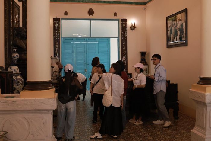 Du khách tham quan không gian bên trong Nhà Công tử Bạc Liêu, nơi lưu giữ và giới thiệu nhiều vật dụng, hình ảnh gợi lại đời sống của gia đình ông Trần Trinh Trạch.
