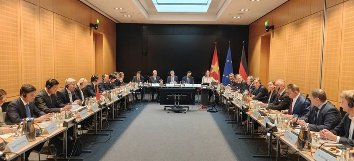 Đoàn công tác Bộ Xây dựng khảo sát Nhà ga Trung tâm Berlin, tìm hiểu mô hình kết nối giao thông và phát triển đô thị theo định hướng TOD. Ảnh: BXD.