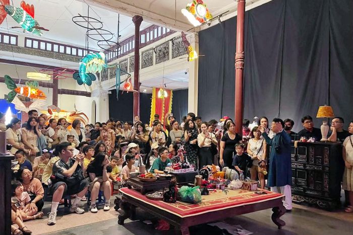 Đông đảo khách tham quan triển lãm và tìm hiểu về các sản phẩm sáng tạo từ đồ chơi dân gian. Ảnh: Đức Bình