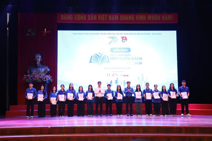 Trung ương Hội Liên hiệp Thanh niên Việt Nam trao học bổng, quà tặng cho 30 sinh viên Học viện Thanh thiếu niên Việt Nam vượt khó học giỏi, mỗi suất học bổng trị giá 1 triệu đồng. Ảnh: Đăng Hải