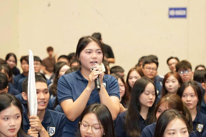 Sinh viên Trường Quốc tế, ĐHQGHN trao đổi với khách mời tại Tọa đàm