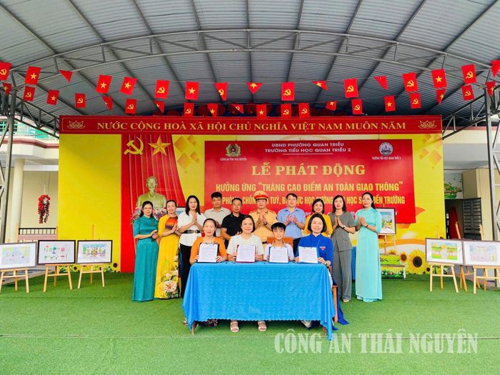Tổ chức ký cam kết “chấp hành pháp luật về TTATGT” đối với giáo viên, phụ huynh và học sinh (Ảnh: Phòng CSGT, Công an tỉnh Thái Nguyên)