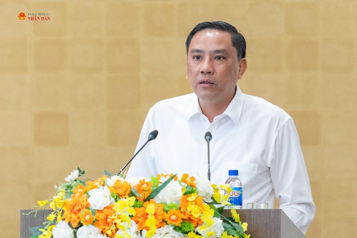 Phó Bí thư Thường trực Tỉnh ủy, Chủ tịch HĐND tỉnh Lào Cai Hoàng Giang báo cáo về kết quả công tác lãnh đạo, chỉ đạo đối với hoạt động giám sát của Đoàn ĐBQH tỉnh và HĐND các cấp
