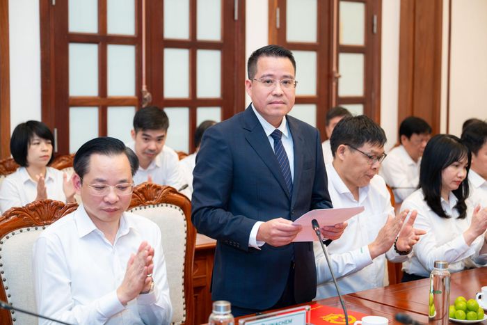 Ông Nguyễn Văn Đông, thành viên Hội đồng thành viên Tập đoàn phát biểu nhận nhiệm vụ