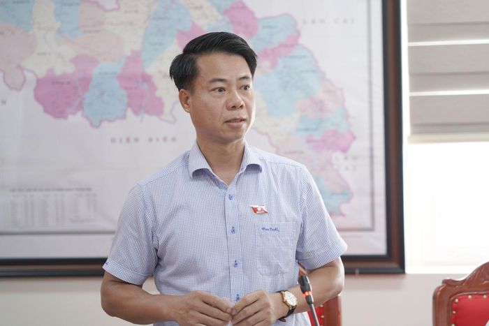 Phó Trưởng Đoàn chuyên trách Đoàn ĐBQH tỉnh Lai Châu Hoàng Quốc Khánh trình bày dự thảo báo cáo sơ bộ kết quả giám sát
