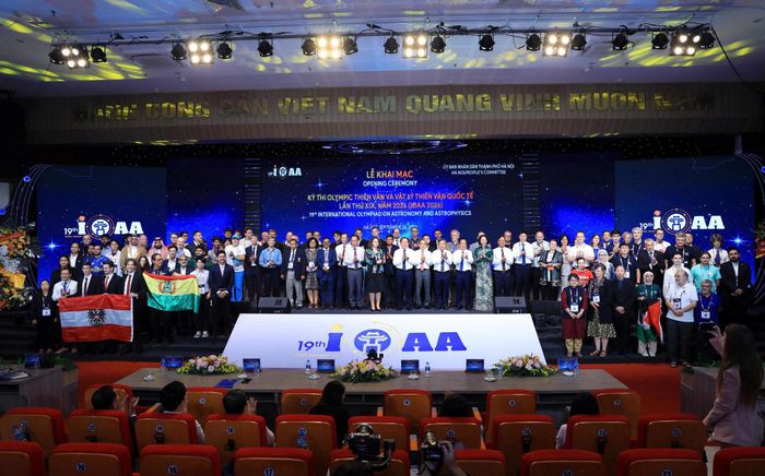 Các đại biểu đại diện nước chủ nhà Việt Nam cùng các đoàn quốc tế chụp ảnh lưu niệm.