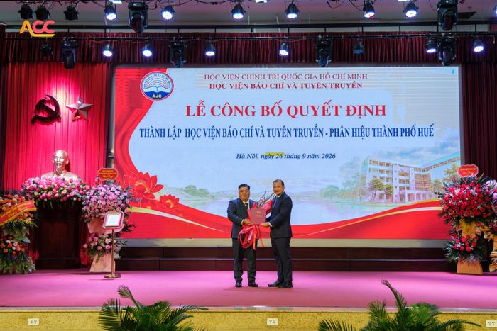 PGS.TS Lê Hải Bình, Ủy viên Ban Chấp hành Trung ương Đảng, Phó Giám đốc Thường trực Học viện Chính trị quốc gia Hồ Chí Minh trao Quyết định bổ nhiệm ông Lê Văn Lộc giữ chức Phó Giám đốc Phân hiệu.