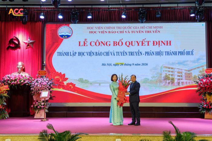 PGS.TS Lê Hải Bình, Ủy viên Ban Chấp hành Trung ương Đảng, Phó Giám đốc Thường trực Học viện Chính trị quốc gia Hồ Chí Minh trao Quyết định giao nhiệm vụ Giám đốc Học viện Báo chí và Tuyên truyền - Phân hiệu thành phố Huế cho PGS.TS. Nguyễn Thị Trường Giang.
