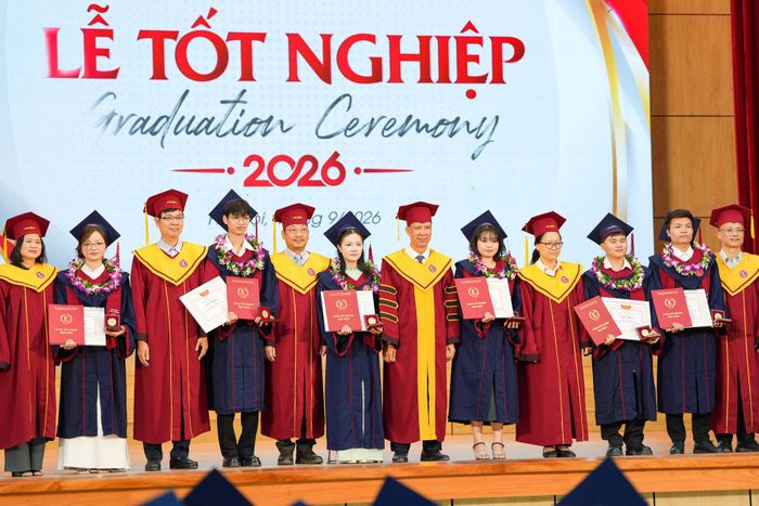 Lãnh đạo nhà trường trao bằng tốt nghiệp cho các thủ khoa năm 2026