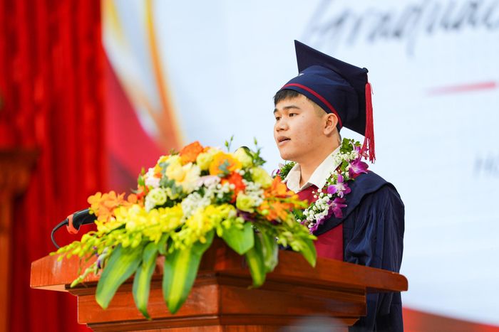 Đại diện tân cử nhân, kỹ sư em Lê Cảnh Hải, sinh viên ngành Toán - Tin, khóa 67, Đại học Bách khoa Hà Nội phát biểu tại buổi Lễ tốt nghiệp