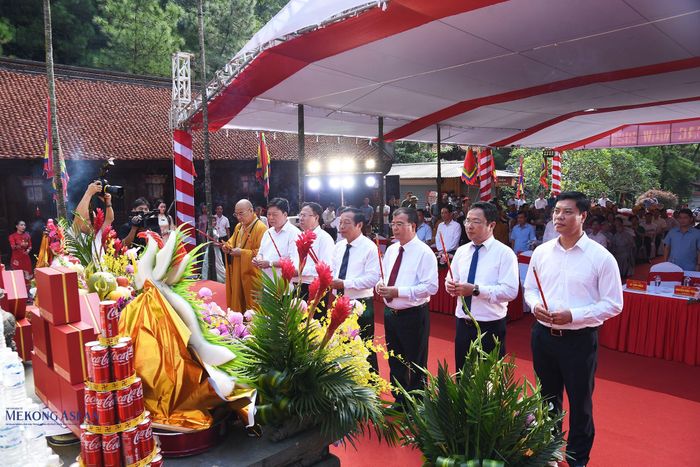 Lãnh đạo thành phố Hải Phòng và các đại biểu dâng hương. Ảnh: Phùng Nguyện.