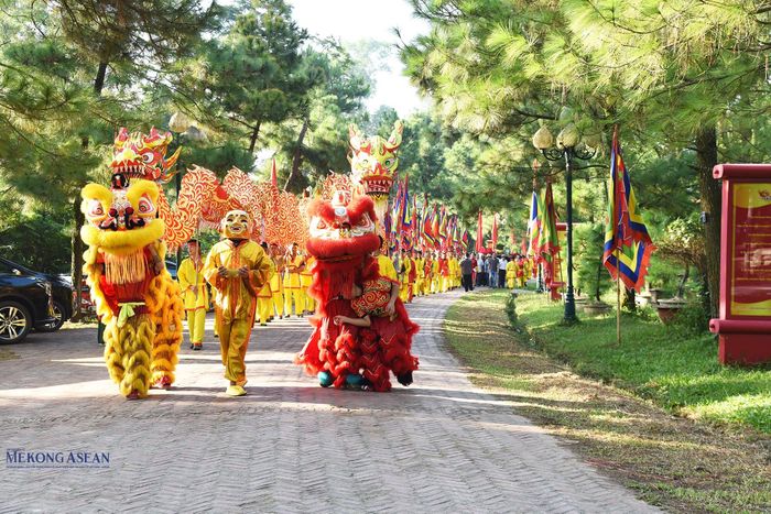 Lễ rước bộ với sự tham gia của các đội rồng, lân…; các đội rước và đông đảo người dân và du khách. Ảnh: Phùng Nguyện.