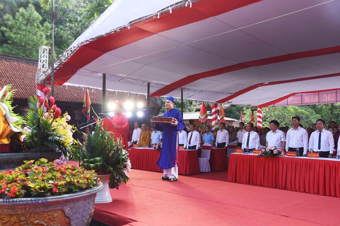 Tuyên đọc văn tế anh hùng dân tộc, danh nhân văn hóa thế giới Nguyễn Trãi. Ảnh: Phùng Nguyện.
