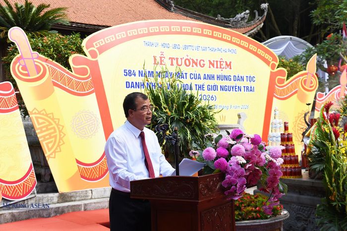 Ông Nguyễn Minh Hùng, Phó Chủ tịch UBND thành phố Hải Phòng, Trưởng Ban tổ chức Lễ hội Côn Sơn, Kiếp Bạc - mùa Thu năm 2026 đọc diễn văn tại lễ tưởng niệm. Ảnh: Phùng Nguyện.
