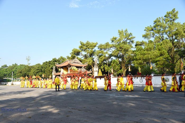 Trước đó đã diễn ra lễ rước bộ từ chùa Côn Sơn đến đền Nguyễn Trãi. Ảnh: Phùng Nguyện.