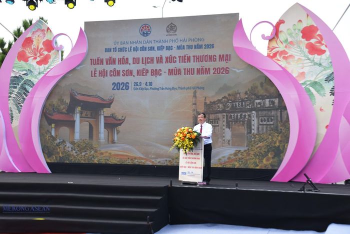 Ông Nguyễn Minh Hùng, Phó Chủ tịch UBND thành phố Hải Phòng, Trưởng Ban tổ chức Lễ hội Côn Sơn, Kiếp Bạc - mùa Thu năm 2026 phát biểu khai mạc sự kiện. Ảnh: Phùng Nguyện.